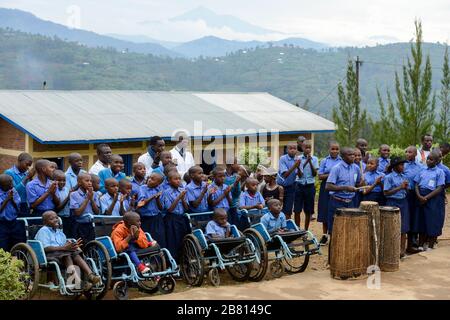 RUANDA, Musanze, Ruhengeri, Dorf Janja, Schule für behinderte Kinder / RUANDA, Schule mit Beherbergskäften und nicht besorgtem Kindern Stockfoto