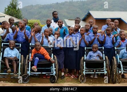 RUANDA, Musanze, Ruhengeri, Dorf Janja, Schule für behinderte Kinder / RUANDA, Schule mit Beherbergskäften und nicht besorgtem Kindern Stockfoto