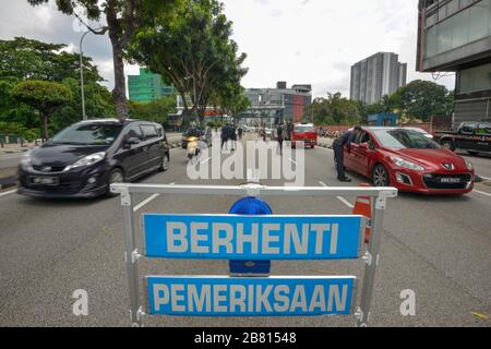 Kuala Lumpur, Malaysia. März 2020. Polizeibeamte überprüfen Fahrzeuge in Kuala Lumpur, Malaysia, 19. März 2020. Malaysia kündigte am Donnerstag 110 neue bestätigte Fälle von COVID-19 an und brachte die Gesamtzahl der Fälle auf 900, sagte das Gesundheitsministerium. Credit: Chong Voon Chung/Xinhua/Alamy Live News Stockfoto