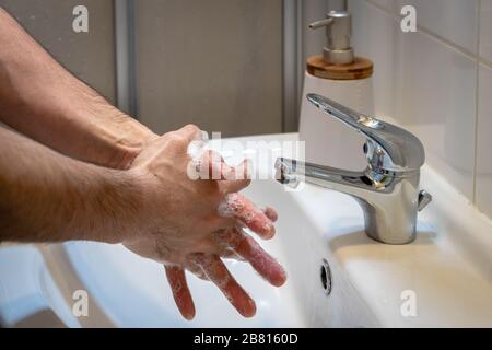 Waschen der Hände mit Seife - richtige Händewaschen, um gesund gegen Infektionen, Viren und Grippe zu bleiben Stockfoto