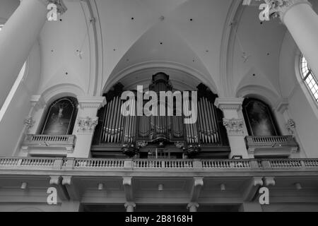 Orgel In Der Mozes- Und Aäronkerk-Kirche In Amsterdam Niederlande 2020 In Schwarzweiß Stockfoto