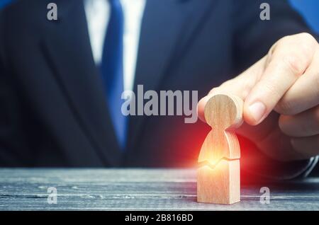 Der Mensch vereint eine zerbrochene menschliche Figur. Medizinische Heilung, Sieg über Krebs, Krankheiten. Psychologische Rehabilitationstherapie. Depression, Stress, Stockfoto