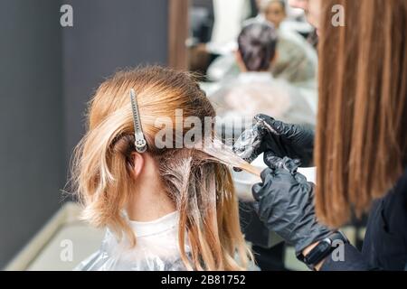 Friseursalon färbt Haare der Frau im Friseursalon. Stockfoto