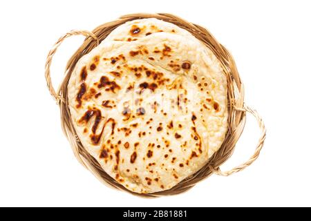 Asiatisches Lebensmittelkonzept hausgemachtes Naan-Flat-Brot in flachem Korb isoliert auf weißem Hintergrund mit Beschneideweg Stockfoto