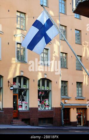 Helsinki, Finnland. März 2020. Flagge Finnlands am Minna Canth Day über leere Straße unter Coronavirus Pandemie. Stockfoto