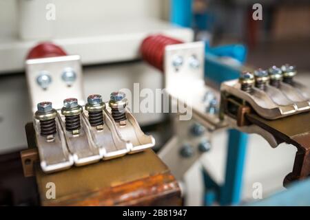 Nahaufnahme von Metallverbindungen mit Schrauben und Teilen in einem Flugzeugwerk. Konzeptionstechnik und Schiffbau Stockfoto