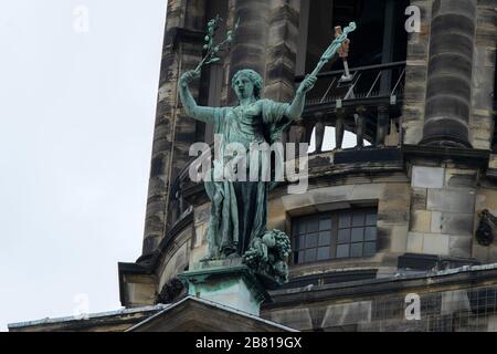 Pediment und Tower of the Royal Palace in Amsterdam, Niederlande 2019 Stockfoto