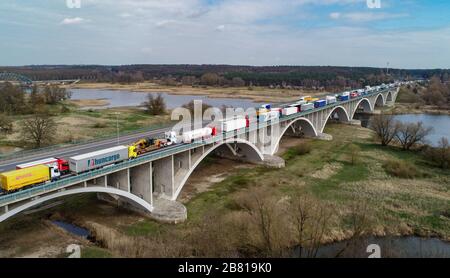 Frankfurt, Deutschland. März 2020. 19. März 2020, Brandenburg, Frankfurt (oder): Am deutsch-polnischen Grenzübergang häufen sich Lastwagen auf der Brücke der Autobahn 12 über die oder (Luftbild mit Drohne). Um die Ausbreitung des Corona-Virus zu erschweren, hatte Polen am Wochenende Kontrollen an den Grenzübergängen nach Deutschland, Tschechien, Slowakei und Litauen wieder eingeführt. Credit: Dpa Picture Alliance / Alamy Live News Stockfoto