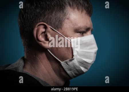Porträt eines vierzig Jahre alten Mannes in einer medizinischen Maske. Pandemie COVID-19. Nahaufnahme Stockfoto