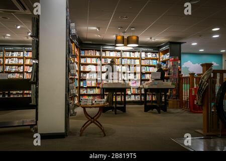 Kunden, die in einem Waterstones Bookshop in Truro in Cornwall stöbern. Stockfoto