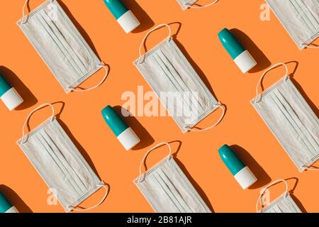 Kreatives Muster von Flaschen mit Nasentropfen und medizinischen Masken zur Behandlung verschiedener Virus-Symptome oder saisonaler allergischer Rhinitis. Konzept des Gesundheitswesens, Stockfoto