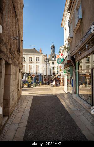 Enge Straße und Geschäfte im Stadtzentrum von Amboise, Loiretal, Frankreich Stockfoto