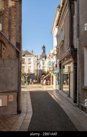 Enge Straße und Geschäfte im Stadtzentrum von Amboise, Loiretal, Frankreich Stockfoto