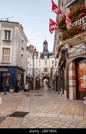 Enge Straße und Geschäfte im Stadtzentrum von Amboise, Loiretal, Frankreich Stockfoto