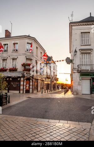 Enge Straße und Geschäfte im Stadtzentrum von Amboise, Loiretal, Frankreich Stockfoto