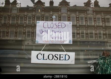 Ein Schild in einem Geschäft in muswell Hill london warnt vor einer Schließung während der Kovid 19-Epidemie Pandemic UK Stockfoto