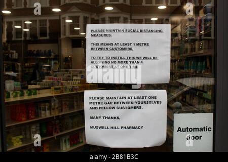 "Sign in Chemist Window" warnt Menschen, soziale Distanzierung bei einem Corona-Virus-Ausbruch zu praktizieren london england Großbritannien 2020 märz Stockfoto