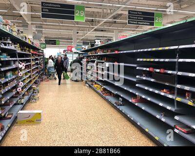 Tilbury, Großbritannien. März 2020. Die Regale sind vor 11 Uhr fast leer, da Kunden in Panik einkaufen, während die Krisen in Coronavirus eskalieren. Credit: MARTIN DALTON/Alamy Live News Stockfoto