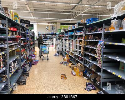 Tilbury, Großbritannien. März 2020. Die Regale sind vor 11 Uhr fast leer, da Kunden in Panik einkaufen, während die Krisen in Coronavirus eskalieren. Credit: MARTIN DALTON/Alamy Live News Stockfoto