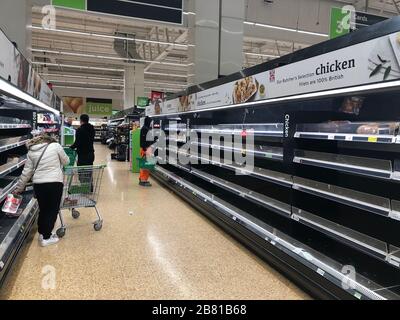 Tilbury, Großbritannien. März 2020. Die Regale sind vor 11 Uhr fast leer, da Kunden in Panik einkaufen, während die Krisen in Coronavirus eskalieren. Credit: MARTIN DALTON/Alamy Live News Stockfoto