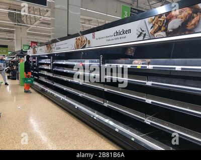 Tilbury, Großbritannien. März 2020. Die Regale sind vor 11 Uhr fast leer, da Kunden in Panik einkaufen, während die Krisen in Coronavirus eskalieren. Credit: MARTIN DALTON/Alamy Live News Stockfoto