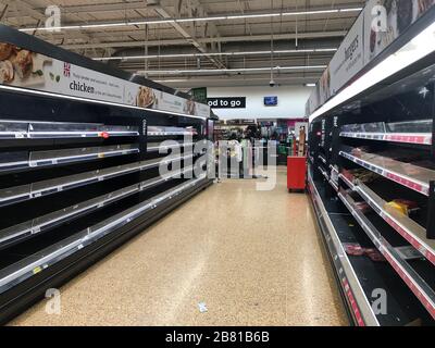 Tilbury, Großbritannien. März 2020. Die Regale sind vor 11 Uhr fast leer, da Kunden in Panik einkaufen, während die Krisen in Coronavirus eskalieren. Credit: MARTIN DALTON/Alamy Live News Stockfoto