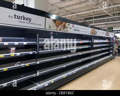 Tilbury, Großbritannien. März 2020. Die Regale sind vor 11 Uhr fast leer, da Kunden in Panik einkaufen, während die Krisen in Coronavirus eskalieren. Credit: MARTIN DALTON/Alamy Live News Stockfoto