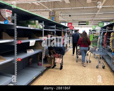 Tilbury, Großbritannien. März 2020. Die Regale sind vor 11 Uhr fast leer, da Kunden in Panik einkaufen, während die Krisen in Coronavirus eskalieren. Credit: MARTIN DALTON/Alamy Live News Stockfoto