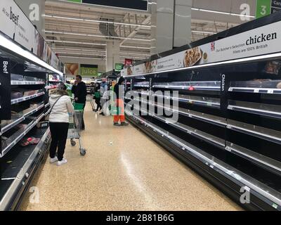 Tilbury, Großbritannien. März 2020. Die Regale sind vor 11 Uhr fast leer, da Kunden in Panik einkaufen, während die Krisen in Coronavirus eskalieren. Credit: MARTIN DALTON/Alamy Live News Stockfoto