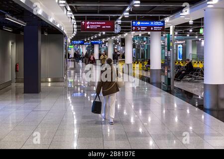 Der Flughafen Düsseldorf International ist aufgrund der Corona-Krise ungewöhnlich leer. Stockfoto