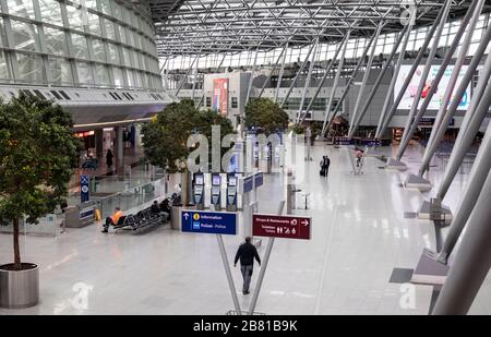 Der Flughafen Düsseldorf International ist aufgrund der Corona-Krise ungewöhnlich leer. Stockfoto