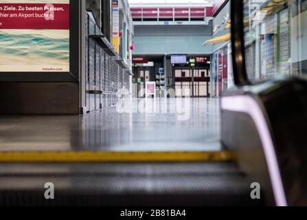 Der Flughafen Düsseldorf International ist aufgrund der Corona-Krise ungewöhnlich leer. Stockfoto