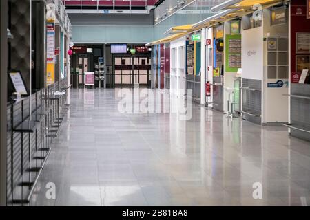 Der Flughafen Düsseldorf International ist aufgrund der Corona-Krise ungewöhnlich leer. Stockfoto