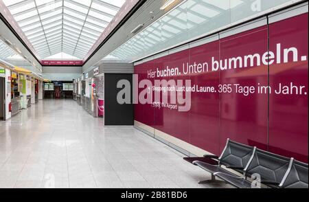 Der Flughafen Düsseldorf International ist aufgrund der Corona-Krise ungewöhnlich leer. Stockfoto