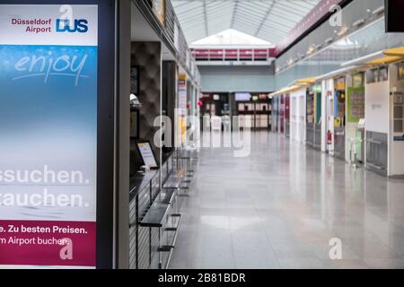 Der Flughafen Düsseldorf International ist aufgrund der Corona-Krise ungewöhnlich leer. Stockfoto