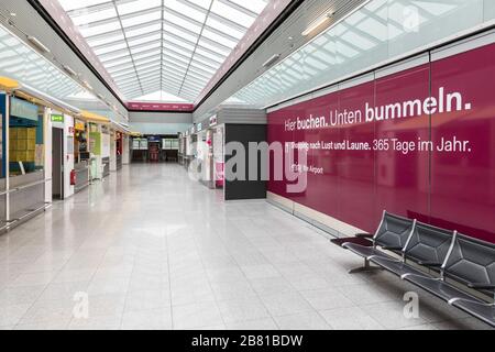 Der Flughafen Düsseldorf International ist aufgrund der Corona-Krise ungewöhnlich leer. Stockfoto