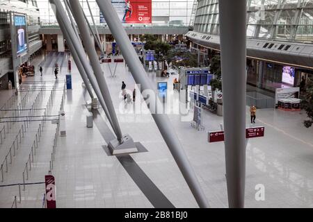 Der Flughafen Düsseldorf International ist aufgrund der Corona-Krise ungewöhnlich leer. Stockfoto