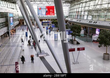 Der Flughafen Düsseldorf International ist aufgrund der Corona-Krise ungewöhnlich leer. Stockfoto