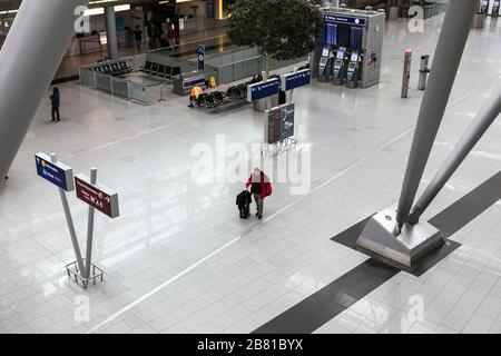 Der Flughafen Düsseldorf International ist aufgrund der Corona-Krise ungewöhnlich leer. Stockfoto