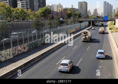 Verkehr auf der Straße San Martin, Región Metropolitana, Santiago, Chile Stockfoto