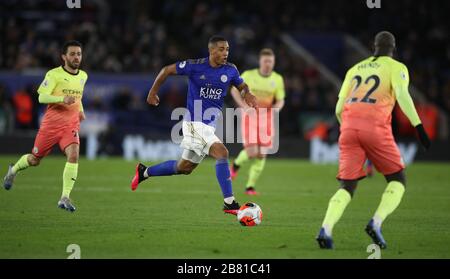 Der Youri Tielemans von Leicester City läuft während des Premier-League-Spiels im King Power Stadium, Leicester, bei den Verteidigern von Manchester City. Stockfoto