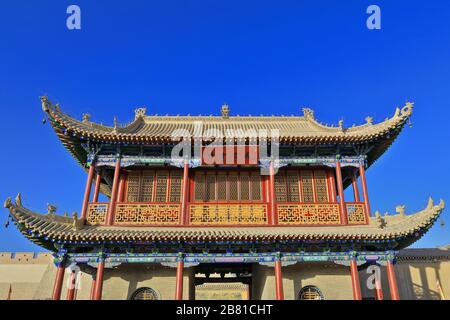 Wenchang Pavillon-Gitterfenster-rot lackierten Säulen-bunten Holzbalken-Giebel Hüftdach-Jiayu Pass-Jiayuguan-Gansu-China-0734 Stockfoto