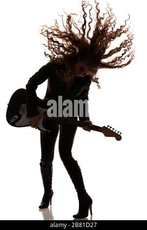 Frau, die auf Gitarre spielt und tanzt und ihr Haar winkt. Foto in voller Länge auf weißem Hintergrund isoliert Stockfoto