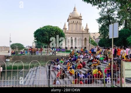 Eine große Gruppe von Touristen, die auf den Stufen und Treppen sitzen, die am Westufer des Hooghly River liegen. Beluṛ Maṭh Ramakrishna Swami Vivekanan Stockfoto