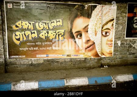 Bengalisch Tollywood indische Filmplakate an einer alten Ziegelmauer der Stadtstraße. Tollygunge Kolkata Westbengalen Indien Südasien-Pazifik März 2020 Stockfoto