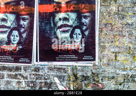 Bengalisch Tollywood indische Filmplakate an einer alten Ziegelmauer der Stadtstraße. Tollygunge Kolkata Westbengalen Indien Südasien-Pazifik März 2020 Stockfoto