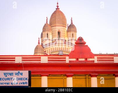 Der Dakshineswar Kali Tempel wurde in navaratna oder neun Turmspitzen auf einer hohen Plattform erbaut. Bengalische Architektur. Hindu-Navaratna-Tempel. Kolkata Westbengalen Stockfoto