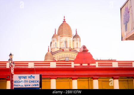 Der Dakshineswar Kali Tempel wurde in navaratna oder neun Turmspitzen auf einer hohen Plattform erbaut. Bengalische Architektur. Hindu-Navaratna-Tempel. Kolkata Westbengalen Stockfoto