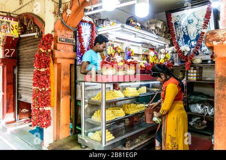 Ein Marktstall, der hinduistische Devotionalien aus Puja oder religiöse Angebote zeigt, süße Speiseblumen in der Dakshineswar Kali Temple Street Store Kolkata West Be Stockfoto