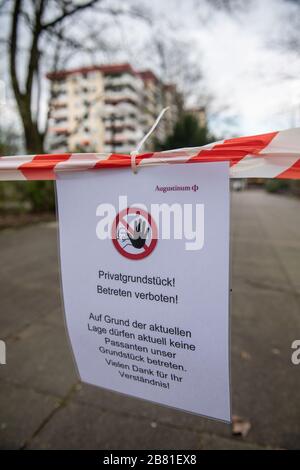 Dortmund, Deutschland. März 2020. Ein Schild mit der Aufschrift "Privateigentum! Keine Übertretung!" Hängt an einem flatternden Band vor dem Altersheim Augustinum. Ältere Menschen haben ein erhöhtes Risiko einer schweren Covid-19-Krankheit, so dass viele Seniorenwohnheime ihre Vorsichtsmaßnahmen erhöht haben. Credit: Bernd Thissen / dpa / Alamy Live News Stockfoto